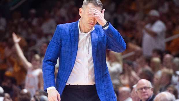 Alabama head coach Nate Oats put his hand on his forehead after the Volunteers scored during a basketball game between the Tennessee Volunteers and the Alabama Crimson Tide held at Thompson-Boling Arena in Knoxville, Tenn., on Wednesday, Feb. 15, 2023.